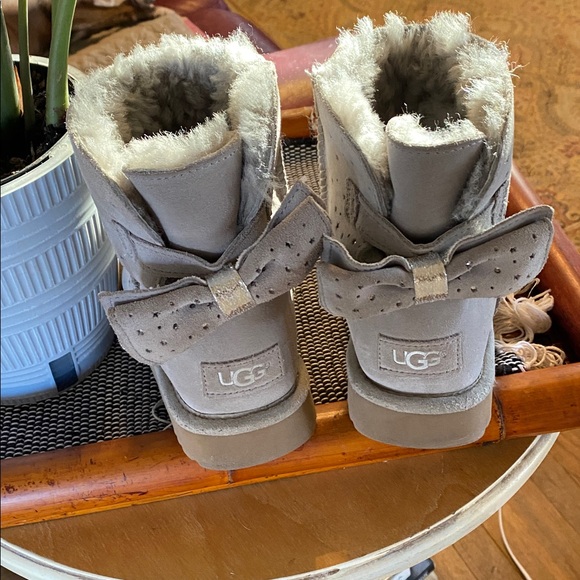Like NEW. UGGS! Bow Booties. Silver/gray/glitz in stars/bow. Worn 3 hours. Sz 8 - Picture 2 of 6